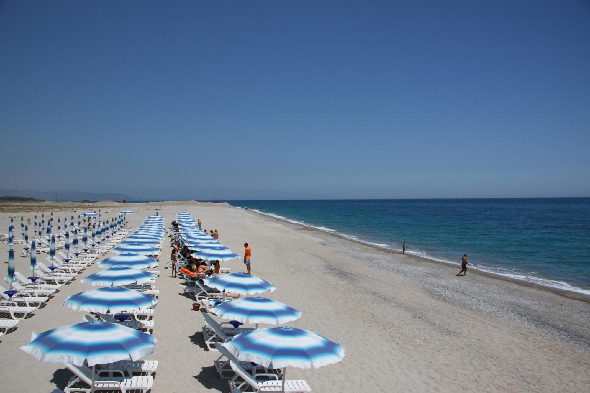 Club Esse Aquilia Beach Village Badolato Marina エクステリア 写真