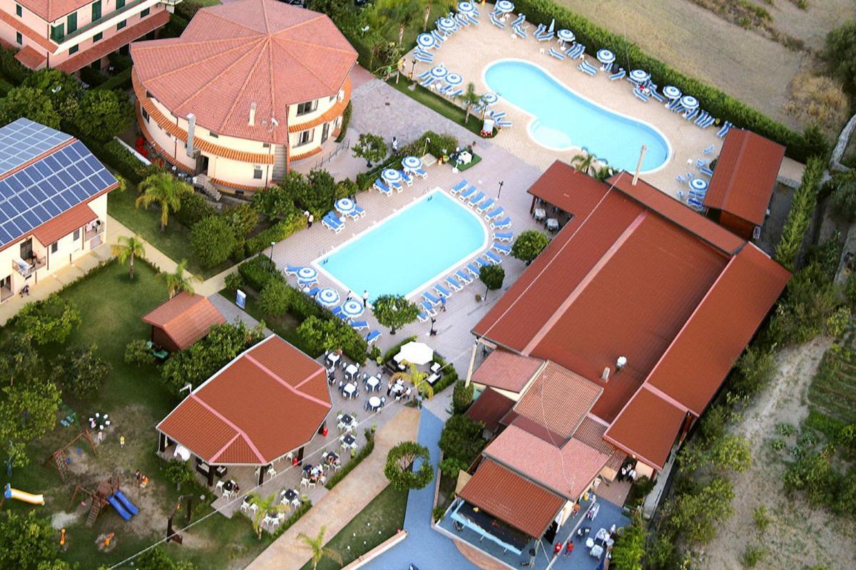 Club Esse Aquilia Beach Village Badolato Marina エクステリア 写真